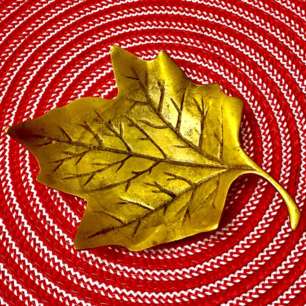 VINTAGE BRASS LEAF TRINKET PLATE/INSCENT BURNER